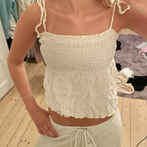 Söt topp - Sötaste volang toppen från zara! Den har rosetter vid axlarna och är perfekt till sommarn💛Finns inte att köpa längre 