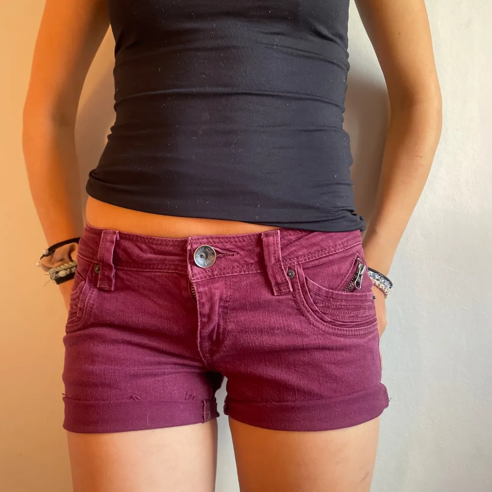 Vinröda coola låga jeansshorts! Enligt lapp ska jeansen vara W32, uppskattar till S/xs❣️. Shorts.