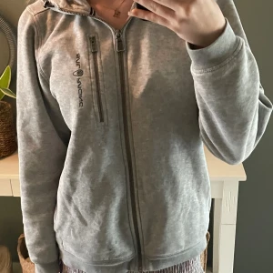 sail racing zip  - snygg sail racing zip!! Storlek 170 men passar precis som en S. liten fläck men inget som märks