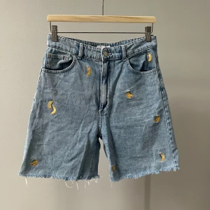 Jeansshorts med bananer - Jeansshorts med bananer på från Bershka. Hög midja och storlek 40. Bra begagnat skick.