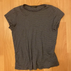Brandy t-shirt - Basic t-shirt och randig. Fint skick.