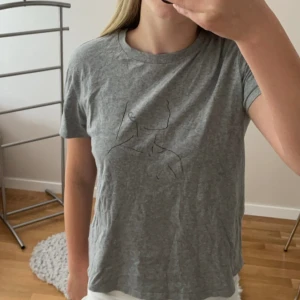 Grå basic tröja - En grå fin tröja som inte har kommit till användning. Skriv om ni har några frågor🩷