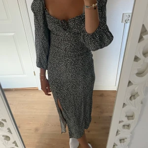 Blommig klänning - Så fin blommig klänning aldrig använd🖤
