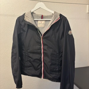 Moncler jacka  - Säljer min moncler vind jacka då den blivit för liten för mig. Har inga fel eller defekter på jackan. Jackan är 165 men sitter som xs skulle jag säga.