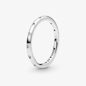 Silverring Pandora - Säljer min extremt fina silverring med stenar från Pandora pga att jag ska byta till guld. Den har inga defekter och är i superfint skick. Storlek 50, men passar upp till 54 skulle jag säga. Nypris 500kr, mitt pris 300kr 🤍 Hör av er vid frågor!