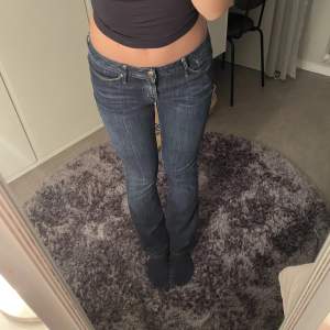 Snygga bootcut jeans i mycket bra skick 10/10❣️innerbenslängden är 75-80 cm. (Priset kan diskuteras)