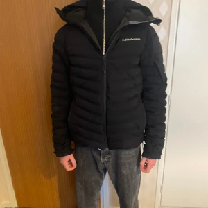 Peak performance jacka - Peak performance jacka i jättebra skick!  Storlek L den sitter lite för stort på mig jag är 180  Nypris: 4500kr 
