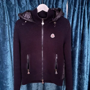 Moncler cardigan - Skit snygg moncler cardigan | Inga defekter | Strl M | Säljs inte längre🔥| Färg navy🟦|