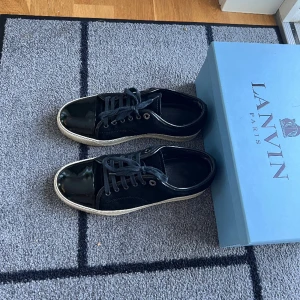 Lanvin skor - Säljer mina otroligt snygga lanvin skor i svart mocka med svart cap toe. Avgör skicket själva utifrån bild samt endast använda i några månader. Storlek 7 vilket passar 42/43. Box och dustbags medföljer.Nypris på dessa är 4299 SEK. Mitt pris: 2599 SEK