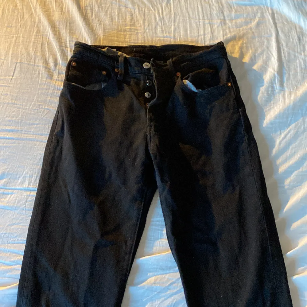 Säljer ett par Levis 501 jeans då dem är alldeles för små. Dem är i väldigt bra skick och har inga hål eller fläckar. Bara att skriva om man vill se mer bilder. Säljer dem för 400 nypris 1299. Jeans & Byxor.