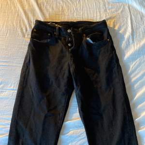 Säljer ett par Levis 501 jeans då dem är alldeles för små. Dem är i väldigt bra skick och har inga hål eller fläckar. Bara att skriva om man vill se mer bilder. Säljer dem för 400 nypris 1299