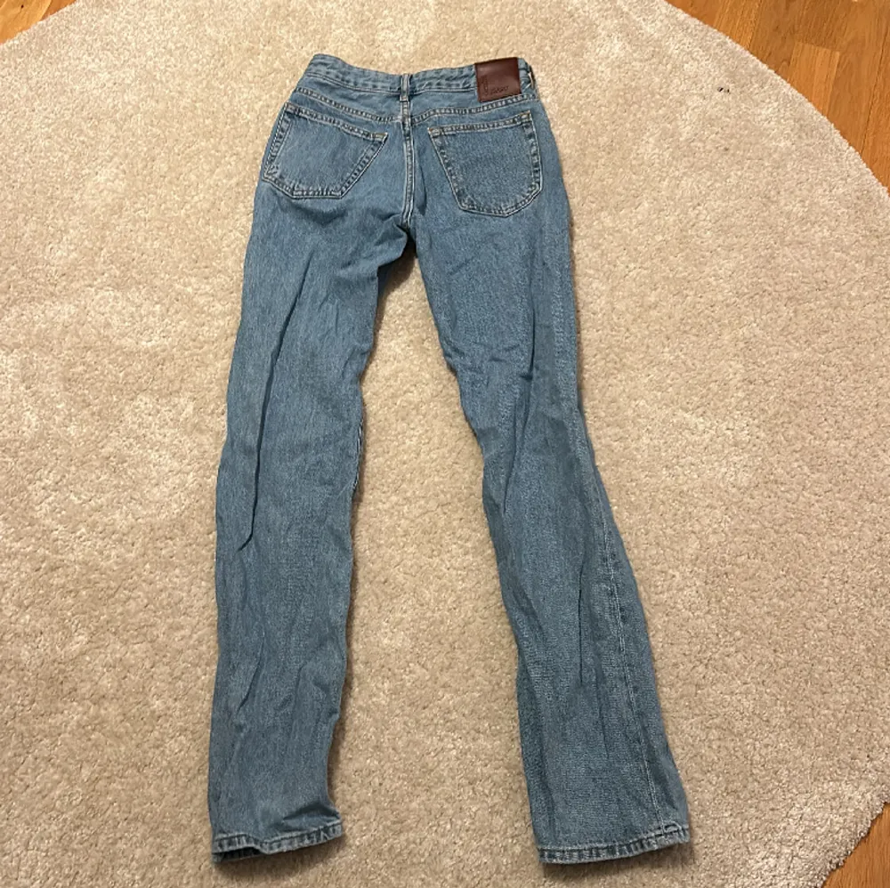 Säljer dessa snygga lågmidjade jeans från bikbok! Är nästan aldrig använda eftersom att de är för stora❤️. Jeans & Byxor.