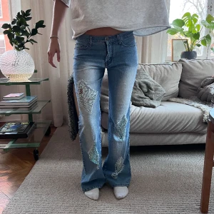 Jens!  - Snygga jeans med coola detaljer! Ena detaljen har gått sönder lite som man kan man se på bilden men tycker bara det är en cool detalj!!