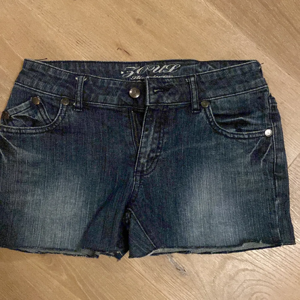Säljer de här fina jeans shorts som är lågmidjade och var skinnyjeans så jag klippte dem till shorts. Om du undrar nåt är det bara att fråga💞. Shorts.