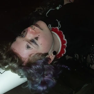 Röd clown choker  - Handgjord choker i rött. Perfekt för att clowna upp det när man vill vara lite lömsk. Knyts med rosett antingen fram eller bak. Kan göras i specifika storlekar utan extra kostnad <3 Meddela för köp.