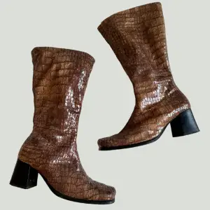 Boots med bred klack, ormskinns-mönster. Made in italy. 