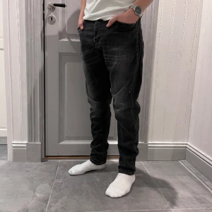 Dondup jeans - Säljer dessa skitsnygga dondup jeansen de är svarta med grå tvätt. Storleken är 33. Skicket är bra, nypris runt 3000kr. Han på bilden är 175 och väger 65kg. Skriv mer än gärna vid frågor eller funderingar!💥💥🔥