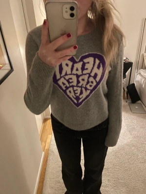 From future Kashmirtröja  - En superfin Kashmirtröja från From Future som är nästintill oanvänd! 100% Kashmir. Nypris 2500 kr, priset kan diskuteras vid snabbaffär✨Säljer då den inte riktigt är min stil längre. 