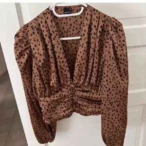Sidenblus - Säljer denna fina sidenblus från Ginatricot. Blusen är brun/kopparfärgad och har knappar i fram som går att knäppa upp. Den är använd en gång men är som ny.💗