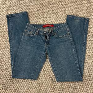 SUPERsnygga vintage lågmidjade jeans. Säljer då de tyvärr är alldeles för små för mig. De är verkligen i toppskick och så snygg modell, skulle beskriva de som straight/flare. Står storlek 36 men skulle säga att d är typ XS. Skriv för mått eller likn.