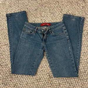 Low waist jeans - SUPERsnygga vintage lågmidjade jeans. Säljer då de tyvärr är alldeles för små för mig. De är verkligen i toppskick och så snygg modell, skulle beskriva de som straight/flare. Står storlek 36 men skulle säga att d är typ XS. Skriv för mått eller likn.