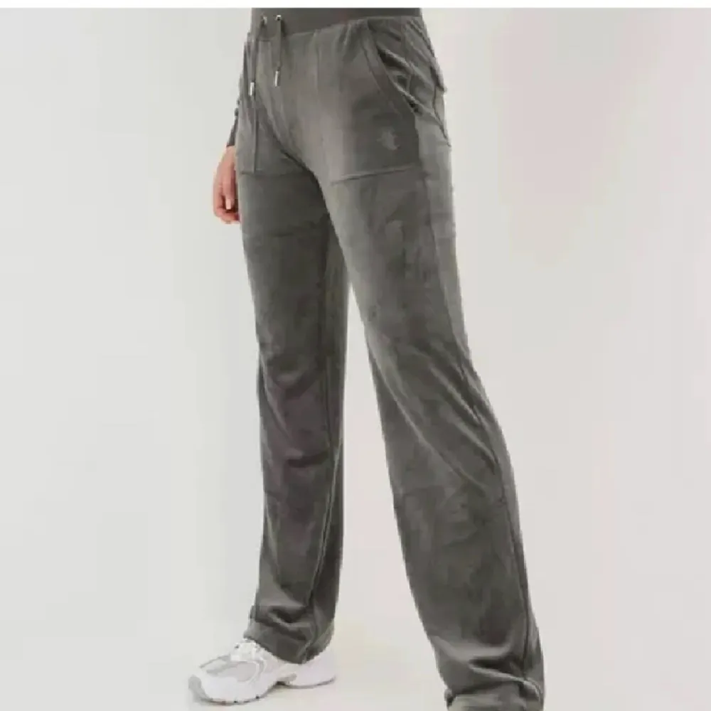 Juicy couture byxor i finaste gråa färgen! Använda fåtal gånger❣️❣️Kan sänka priset vid snabb affär💞. Jeans & Byxor.