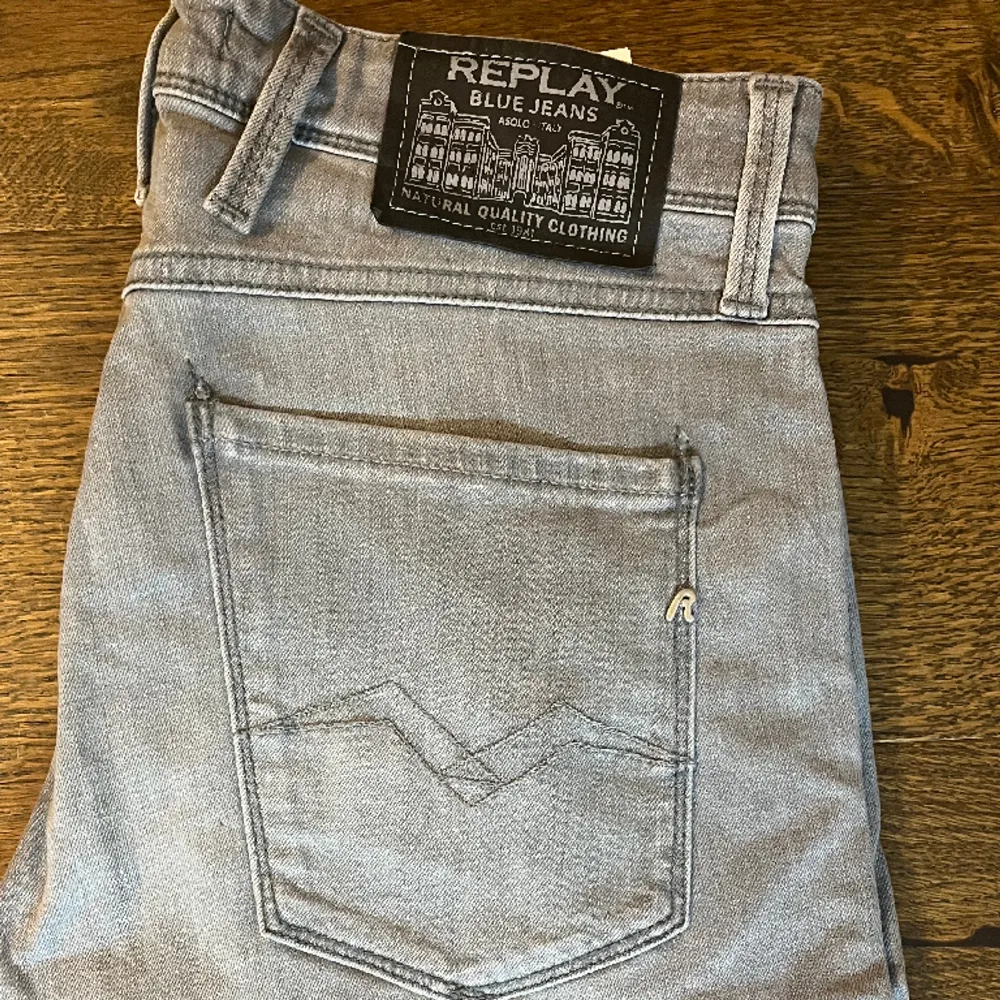 Säljer dessa slim fit jeans från Replay i storlek W30/L34. Jeansen är helt nya och är i toppskick. Skriv om du har några frågor. Pris kan diskuteras vid snabb affär.. Jeans & Byxor.