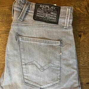 Säljer dessa slim fit jeans från Replay i storlek W30/L34. Jeansen är helt nya och är i toppskick. Skriv om du har några frågor. Pris kan diskuteras vid snabb affär.