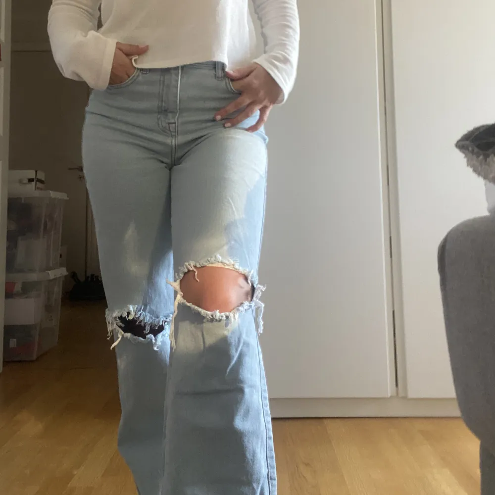 Ljusa jeans från Madlady, storlek 34. Hålen har jag själv klippt❣️. Jeans & Byxor.