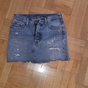 Öevis kjol  - Storlek 26. Fint skick. Säljes pga för liten 