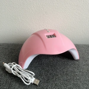 Uv nagellampa  - En jättefin Uv lampa för gellack som är i fint skick och fingerar bra, man får också med en sladd 