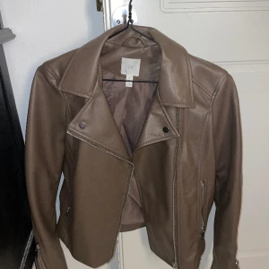 Nrun skinjacka - Brun skinjacka H&M