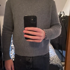 Stickad tröja, Arket - En svinsnygg stickad mörkgrå tröja från Arket, säljer av den då jag knappt passar den längre. Nypris ligger på 790 kr, är flexibel med priset och om fler kort önskas så löser vi de. Jag har storlek M vanligtvis och tröjan är S
