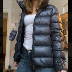 Colmar jacka  - Fin colmar jacka i jättebra skick! Är 163 och tycker den är perfekt i längden🫶 skriv för fler frågor💗 jackan kommer även med en luva man sätter fast med dragkedja