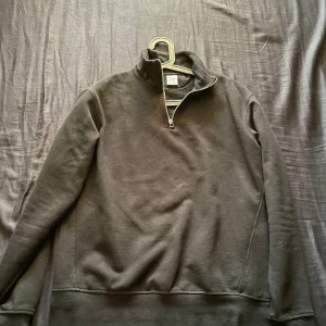 Half zip Zara - En half zip tröja från zara som kanske använts 3 gånger. Det är en storlek M som eventuellt skulle passa en S. Nypris ligger på 379 men säljer av den bra mycket billigare. Hör av er i dm vid önskan av fler bilder eller pris