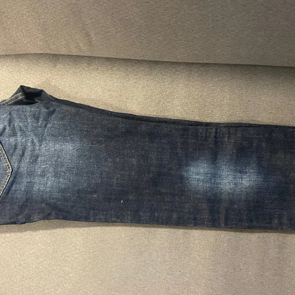 ett par slimfit hampton republic jeans storleken är 32/32 .jag har använt den bara en gång. Men den är för liten för mig tyvär.. Jeans & Byxor.