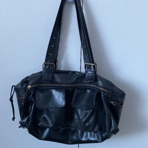 Skinnväska  - Säljer denna vintage väskan den är ganska stor och rymlig och fina detaljer på💕