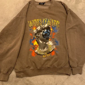 Tröja med tryck  - Försöker bli av med så mycket som möjligt! Säljer denna tröja som bara är använd 2-3 gånger. Inte min stil längre. Pris går alltid att diskutera.