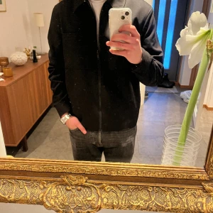 Zip overshirt - Skitsnygg overshirt från zara. Säljer pga att den va för stor (storlek s). Aldrig använd, nypris 699 mitt pris 400 Skriv om du har frågor 🙌