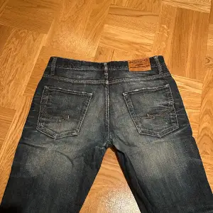 Skit snygga jeans i bootcut modell!! De är i väldigt bra skick 🤩Midjemått: 42cm, Innerbenslängd: 82!! Använd gärna köp nu