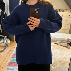 Stickad tröja - Mörkblå stickad tröja, nopprig