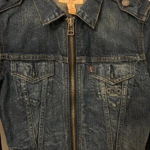 Levi’s jacka - Levi’s jeansjacka storlek M men skulle säga att den passar en xs/s. Går att dra dragkedjan från båda hållen. Använd 1 gång då den är för liten.