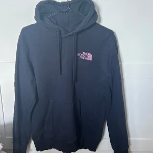 The north face hoodie - Säljer min marinblåa north face hoodie med lila tryck på där det står ”walls are meant for climbing” på ryggen. Använd men i gott skick. Köpare står för frakt. 