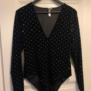 Body - Sparsamt använt body i sammet. Superfin på kroppen. Storlek M. 🖤
