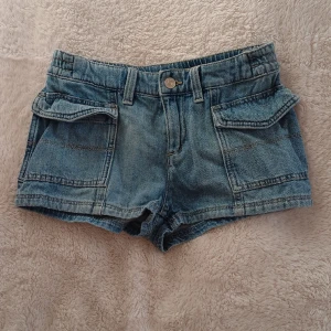 Korta shorts från hm 😙 - Väldigt bra skick, säljs pga att de tyvärr inte används så mycket 😊 
