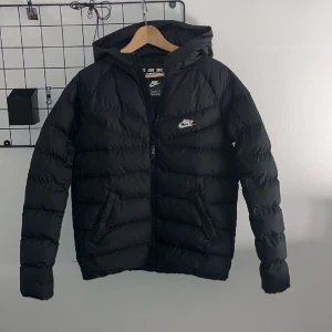 Nike jacka - Den är köpt på barnavdelningen med den största storleken, skulle säga stt den passar alla storlekar upp till M för kvinnor
