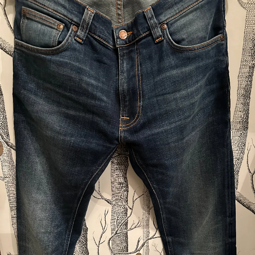 Nudie Jeans i modellen ”Thin Finn”, slim-fit passform. Skicket 9,5/10, använda 2 gånger. Nypris 1600 kr. Size 31/32. Hör av er vid funderingar. . Jeans & Byxor.