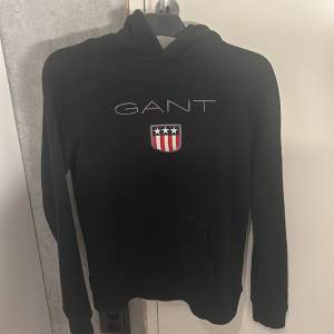 Gant hoodie från Kidsbrandstore.  Riktigt bra skick och knappt använd.  Ord pris: 799 men säljer billigare. Pris kan diskuteras. Kommer inte till användning så valde att sälja den till någon fin människa som förtjänar den!❤️