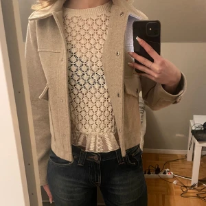 Zara jacka  - Otroligt fin vårjacka från zara som är oanvänd, jackan säljs inte längre i butik