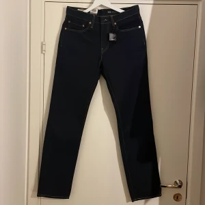 Levis 511 jeans - Mörkblå, otvättade. Slim fit. Oanvända.
